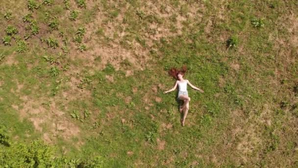 Aerial Footage Young Redhead Girl Lying Green Meadow — Stock videók