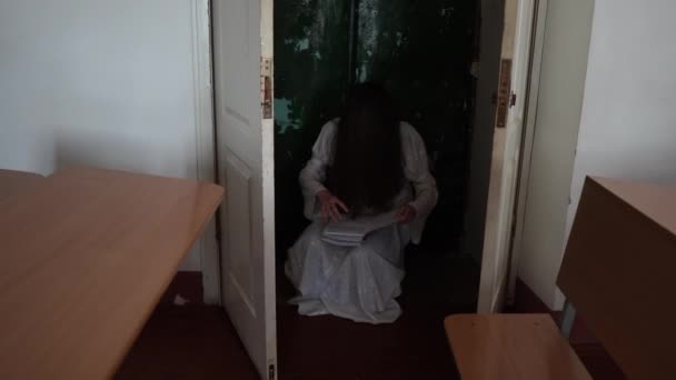 Видеозапись Девушки Призрака Белом Платье Волосами Лице Читающей Книгу Возле — стоковое видео