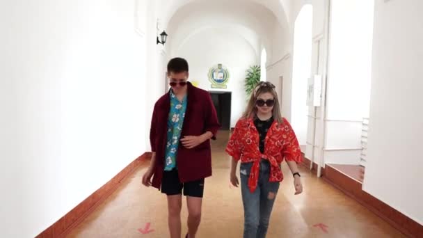 Young Students Sunglasses Walk Models School Hall — Vídeo de Stock