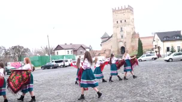 Meninas Bonitas Vestidos Tradicionais Praça Perto Castelo — Vídeo de Stock
