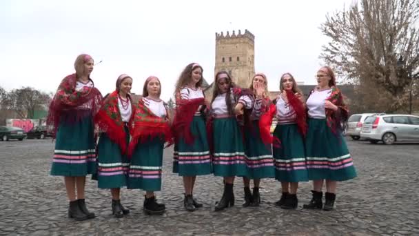 Belle Ragazze Abiti Tradizionali Sulla Piazza Vicino Castello — Video Stock