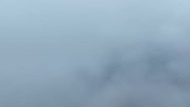 İHA görüntüleri, bulutların arasından görünen güzel bir arazi.