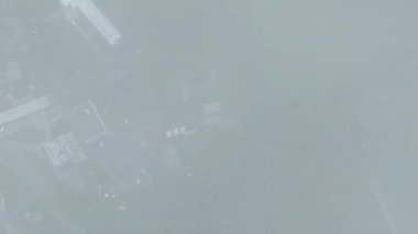 İHA görüntüleri, bulutların arasından görünen güzel bir arazi.