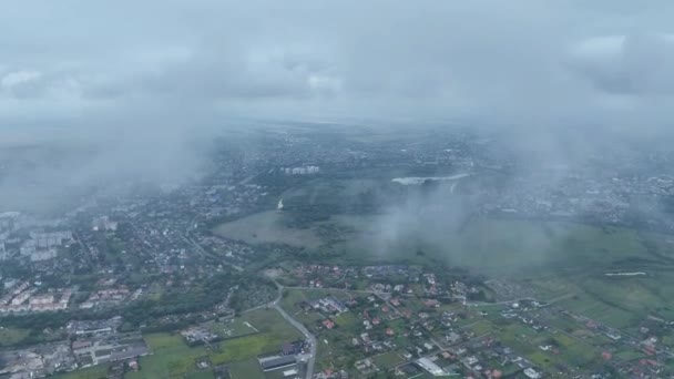 ドローン映像 雲の中から見える美しい地形 — ストック動画