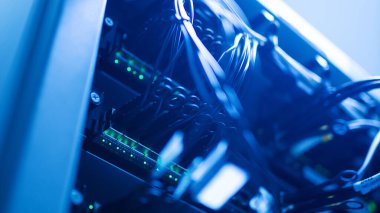 1 kilometreye kadar sinyal alma ve iletme yeteneğine sahip ağ kabloları ve geleneksel LAN kablolarına kıyasla çok az sinyal kaybı var.