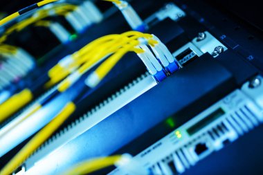 1 kilometreye kadar sinyal alma ve iletme yeteneğine sahip ağ kabloları ve geleneksel LAN kablolarına kıyasla çok az sinyal kaybı var.