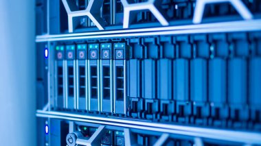 Sunucu odası sürekli çalışan bilgisayar sunucususöyler. Gücü ve ilerlemeyi iletin.