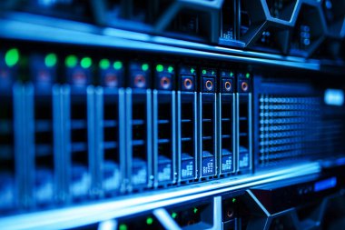 Sunucu odası sürekli çalışan bilgisayar sunucususöyler. Gücü ve ilerlemeyi iletin.