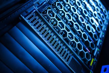 Sunucu odası sürekli çalışan bilgisayar sunucususöyler. Gücü ve ilerlemeyi iletin.