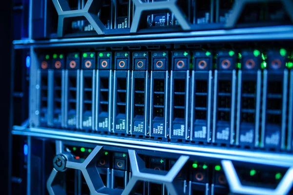 Sunucu odası sürekli çalışan bilgisayar sunucususöyler. Gücü ve ilerlemeyi iletin.