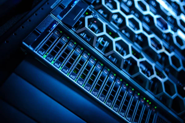 Sunucu odası sürekli çalışan bilgisayar sunucususöyler. Gücü ve ilerlemeyi iletin.