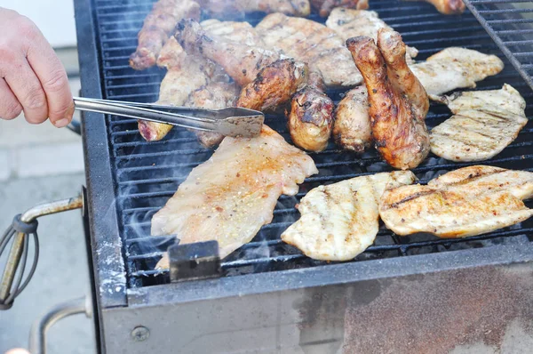 Man Cooking Meat Barbecue Summer Family Dinner Backyard House — Stock Photo, Image