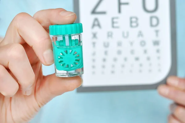 Frauen Mit Kontaktlinsenhülle Und Schlangenaugendiagramm Medizin Und Sehkonzept Junger Arzt — Stockfoto