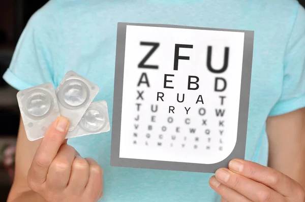 Kvinner Som Har Kontaktlinse Case Snellen Eye Chart Medicine Synskonsept – stockfoto