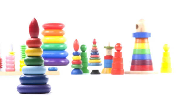 Vele kleurrijke houten piramides speelgoed — Stockfoto