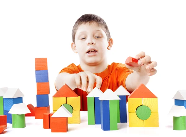 Мальчик играет игрушечные блоки — стоковое фото