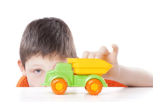 Niño jugando con juguete coche —  Fotos de Stock