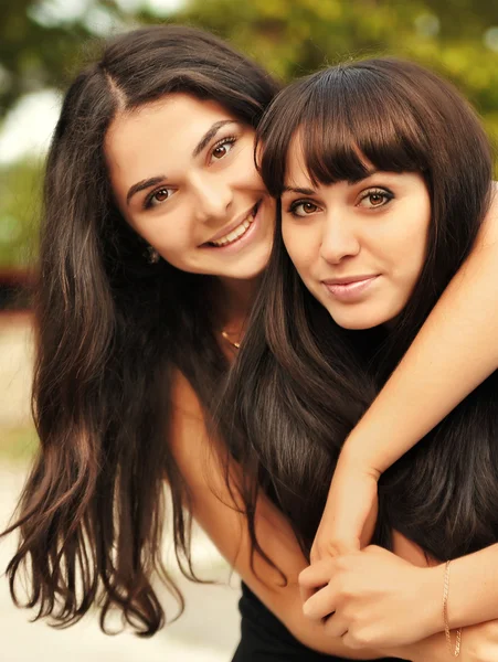 Porträtt av unga vackra systrar utomhus — Stockfoto