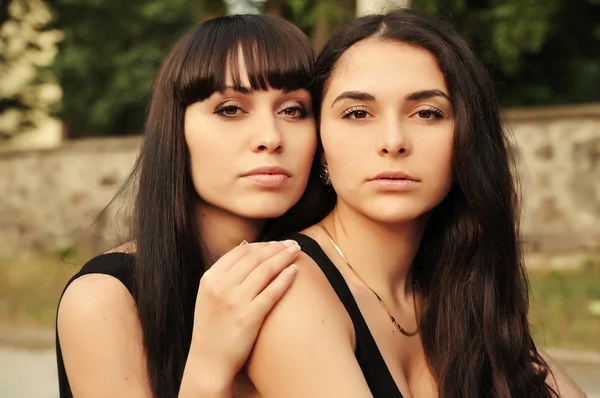 Portrét mladých krásných sester venkovní — Stock fotografie
