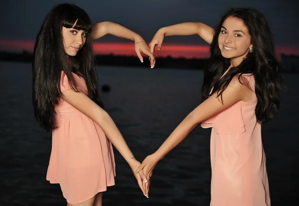 Retrato de jovens belas irmãs ao ar livre — Fotografia de Stock
