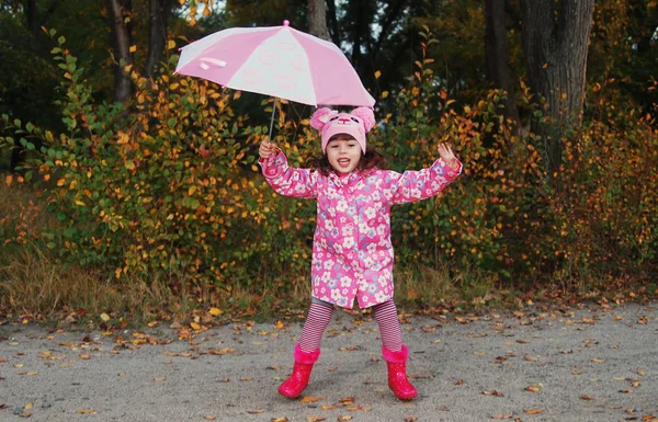 Little girl in autumn park — Stock Photo, Image