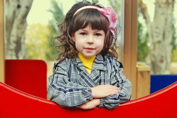 Little girl in autumn park — Stock Photo, Image