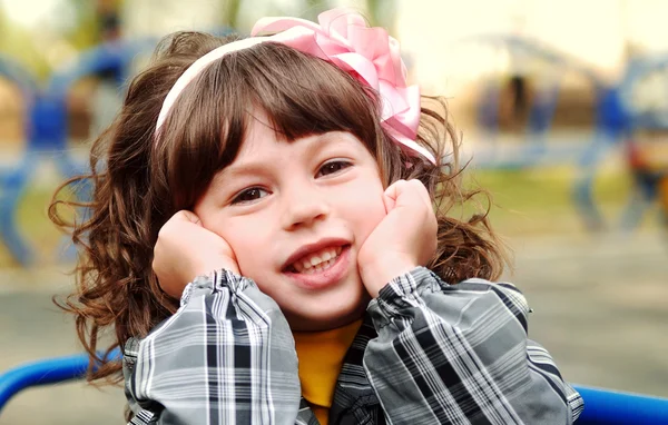 Bambina nel parco autunnale — Foto Stock