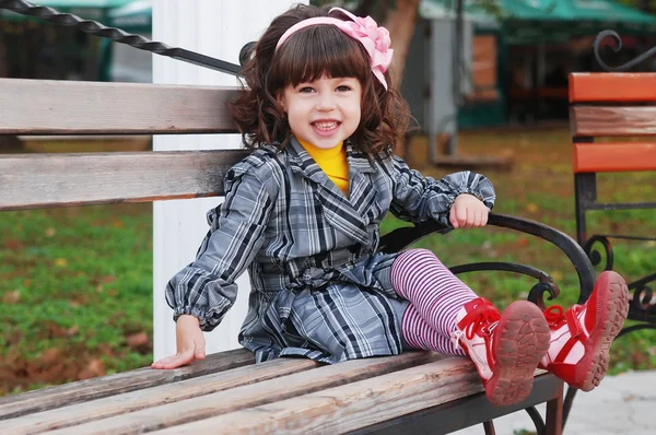 Little girl in autumn park — Stock Photo, Image