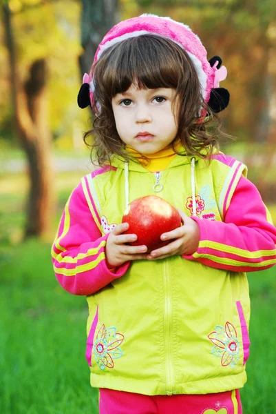 Bambina nel parco autunnale — Foto Stock