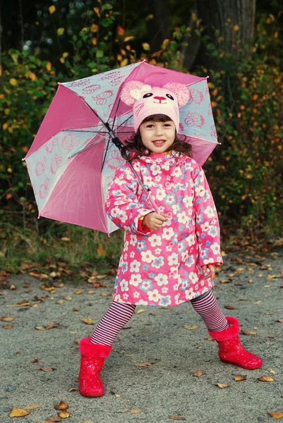 Little girl in autumn park — Stock Photo, Image