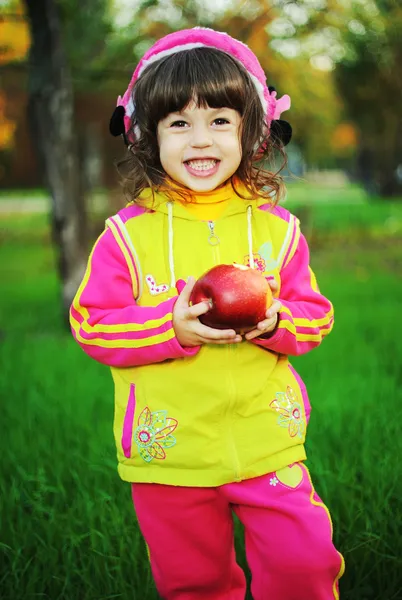 Bambina nel parco autunnale — Foto Stock