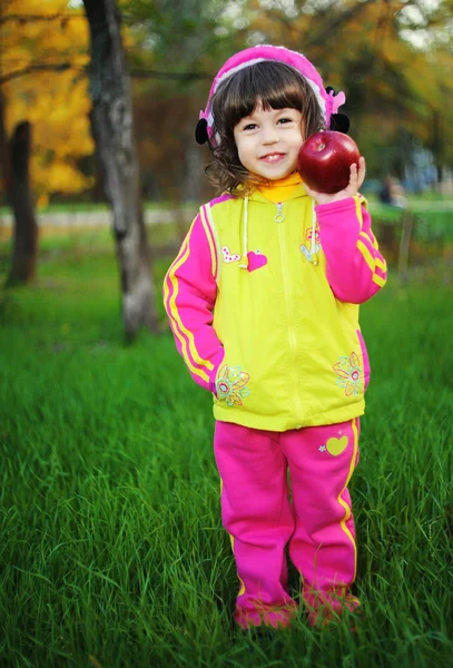 Bambina nel parco autunnale — Foto Stock