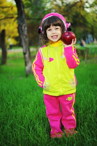 Маленькая девочка в осеннем парке — стоковое фото