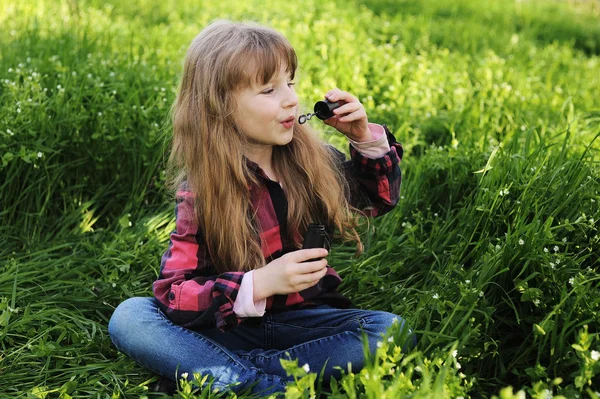 Liten flicka blåser såpbubblor — Stockfoto