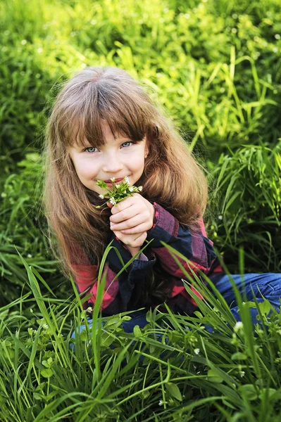 Liten flicka i parken — Stockfoto