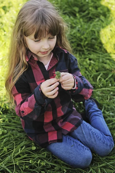 Liten flicka i parken — Stockfoto