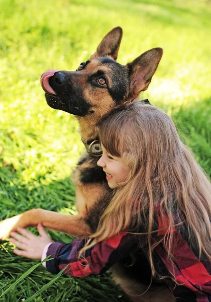 Holčička hrát se psem v parku — Stock fotografie