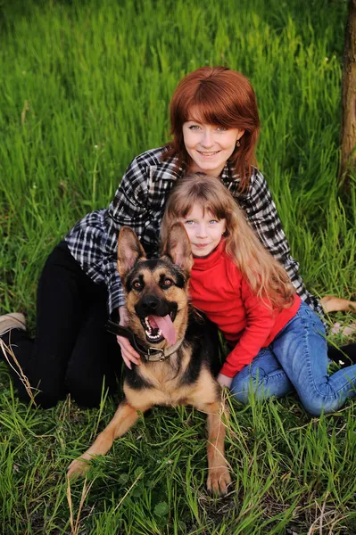 Família com um cão no parque — Fotografia de Stock