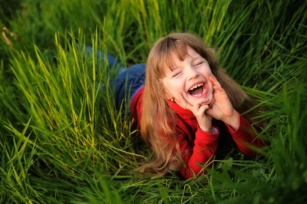 Liten flicka i parken — Stockfoto