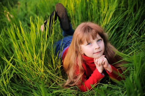 Liten flicka i parken — Stockfoto