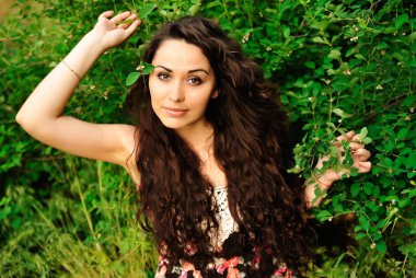 bir çim genç güzel kadın