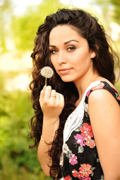 Portrait de jeune belle femme avec un pissenlit — Photo