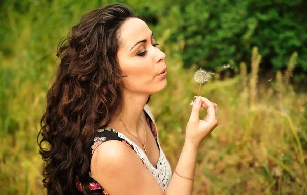 Potret wanita cantik muda dengan dandelion — Stok Foto
