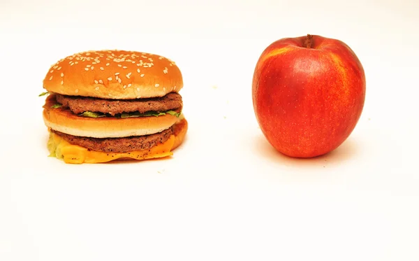 Hambúrguer e maçã isolados sobre fundo branco — Fotografia de Stock