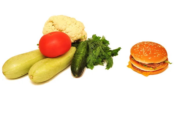 Hamburguesas y verduras aisladas sobre fondo blanco — Foto de Stock