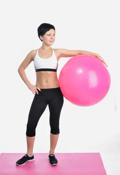 Jonge vrouw met een fitness bal — Stockfoto