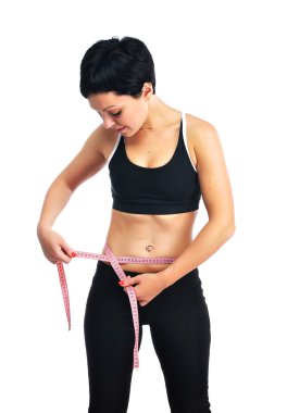 Genç fitness kadının beline ölçme