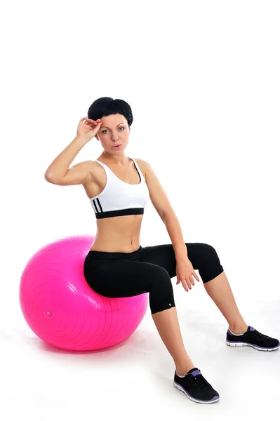 Junge Frau mit Fitnessball — Stockfoto