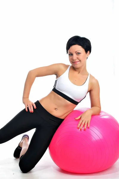 Mujer joven con una pelota de fitness — Foto de Stock