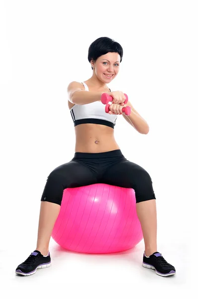 Giovane donna con una palla fitness — Foto Stock